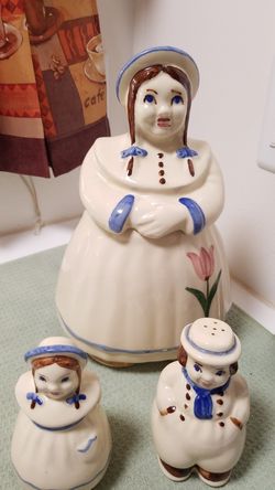 VINTAGE COOKIE JAR *AND SALT AND PEPPER SHAKER SET