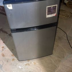 Insignia Mini Fridge With Freezer 