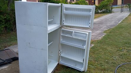Refrigerator oldie but goodie works 80