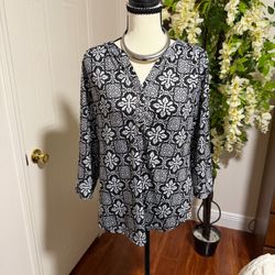 Women’s black-and-white pattern V-neck blouse