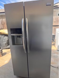 Stanley steel side-by-side 25 ft.³ refrigerator works perfect
