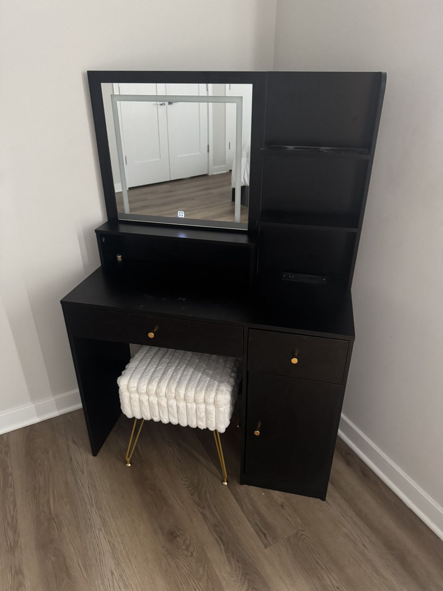 VANITY WITH SEAT