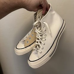 Converse men’s size 9 brand new. Missing one of the laces