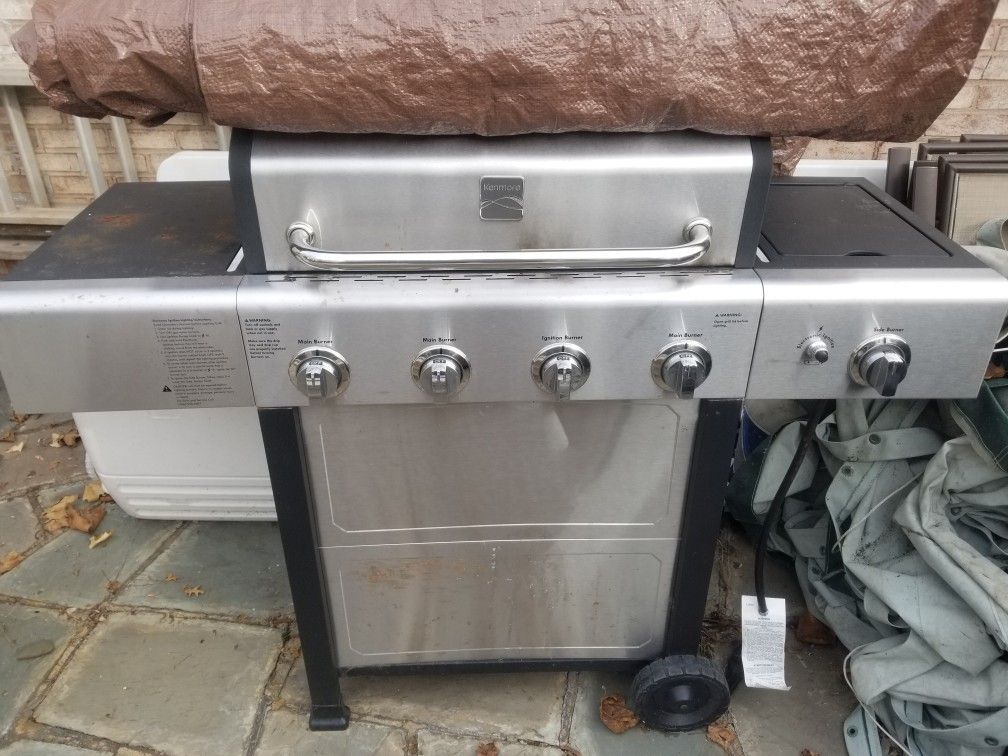 Kenmore gas grill. Side burner. Temperature gauge and igniter not working. No bottle. Needs a good cleaning.