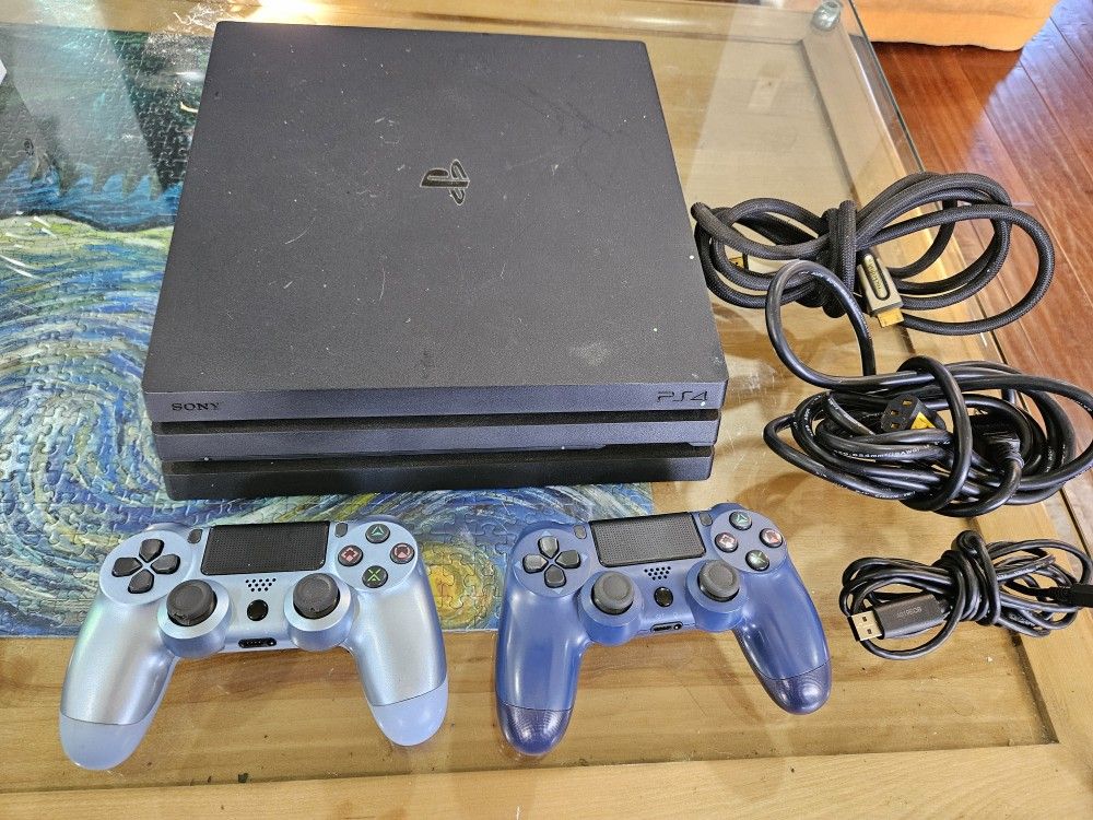 PS4 Pro (2 controllers)