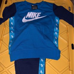 Boys Nike Sweatshirt/sweatpants Outfit 4t