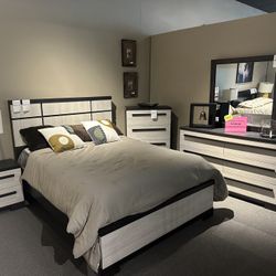 Two Tone Black/Beige Queen Bedroom Set 