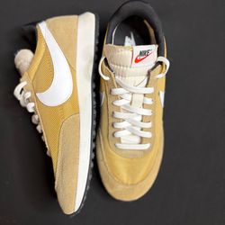 Nike Vintage Style Running Shoes Men’s Size 9.5 Yellow Gold White Retro Sneakers