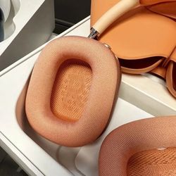 APPLE AIRMAXES ( headphones)