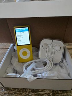 Apple iPod Nano 4th Generation Gold with New Accessories
