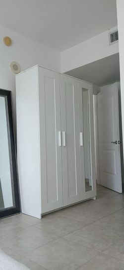 Wardrobe with 3 doors