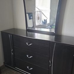 Dresser With Mirror