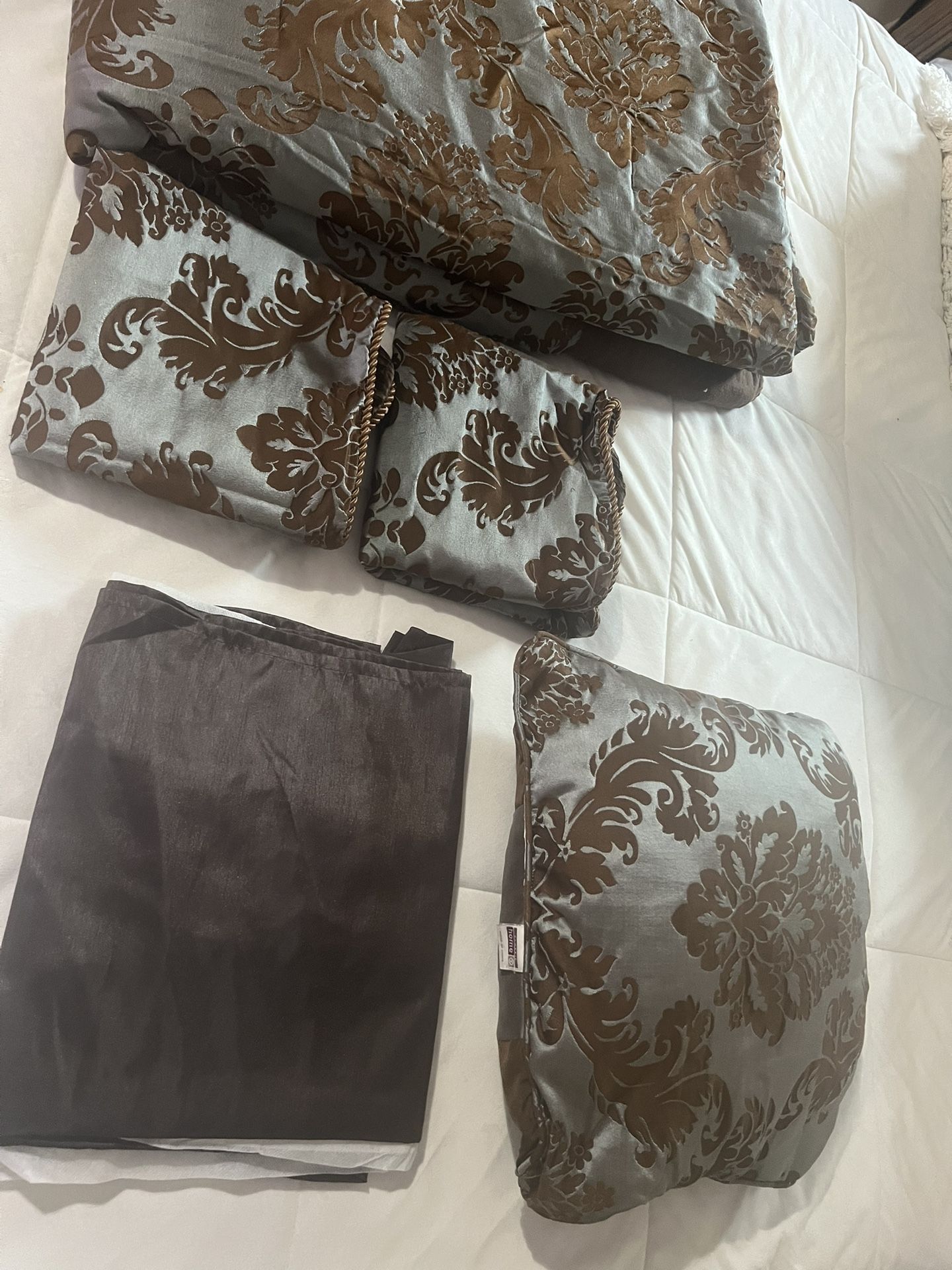 Beautiful Calking size : 5piece Comforter Set $40
