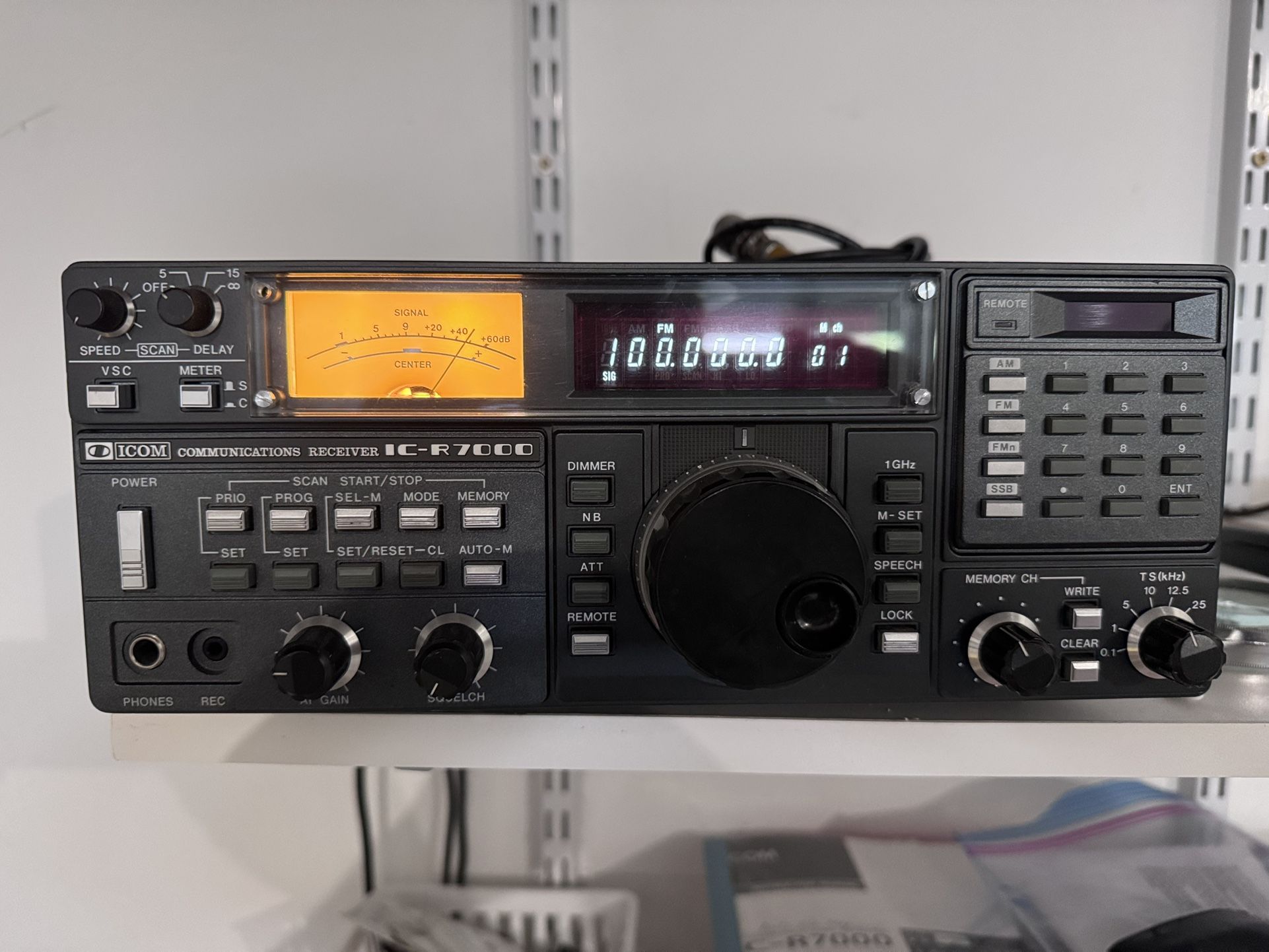 ICOM ICR7000 Communications Receiver