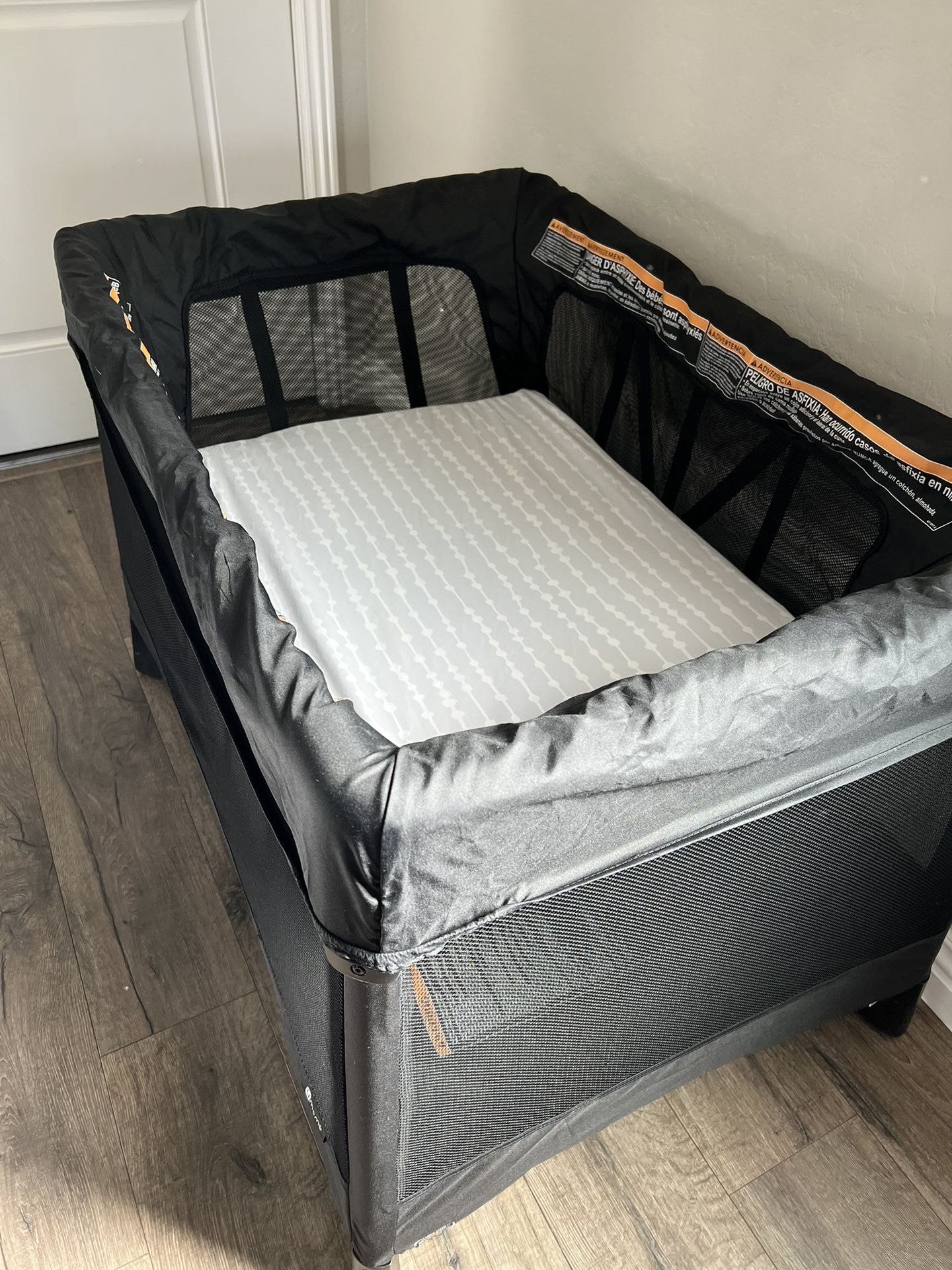 4moms Breeze Plus (playard / pack and play / / Changing Pad