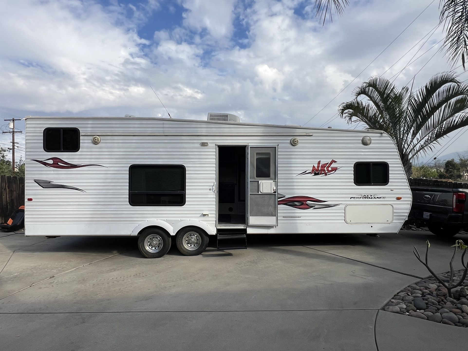 2006 NRG 26 Ft Travel Trailer Toy Hauler