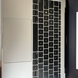 MacBook Pro (13-Inch, 2017, Two Thunderbolt 3 ports)