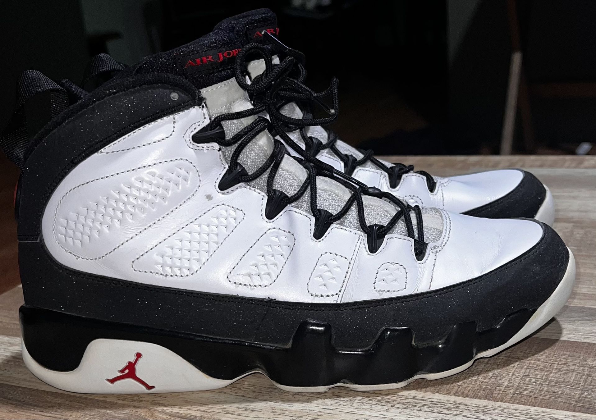 Jordan 9 Retro White Black Red (2010) Mens Size 9.5 in great condition.