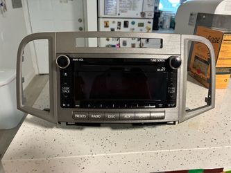 Toyota Venza  09-15 Factory  Stereo Non-navigation non-JBL Head Unit (Base, LE trims)