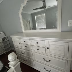 SOLID DRESSER WITH MIRROR