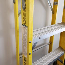 Husky 8' Fiberglass Ladder 