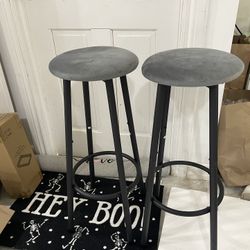 2 bar stools 
