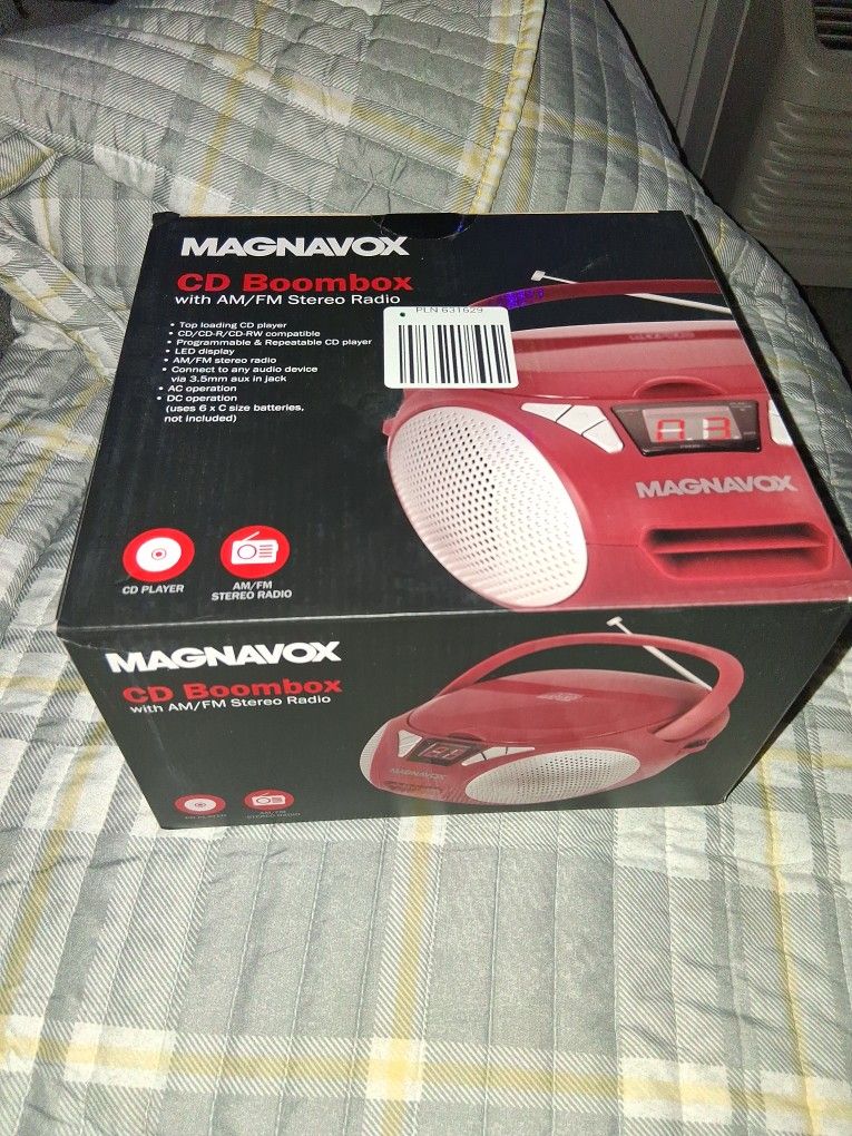 MAGNAVOX CD BOOMBOX with AM /FM  Radio