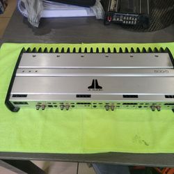 UN AMPLIFIER JL AUDIO 