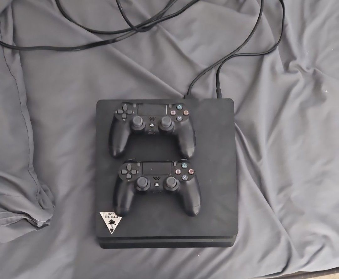 Ps4 With Both Controllers 150obo