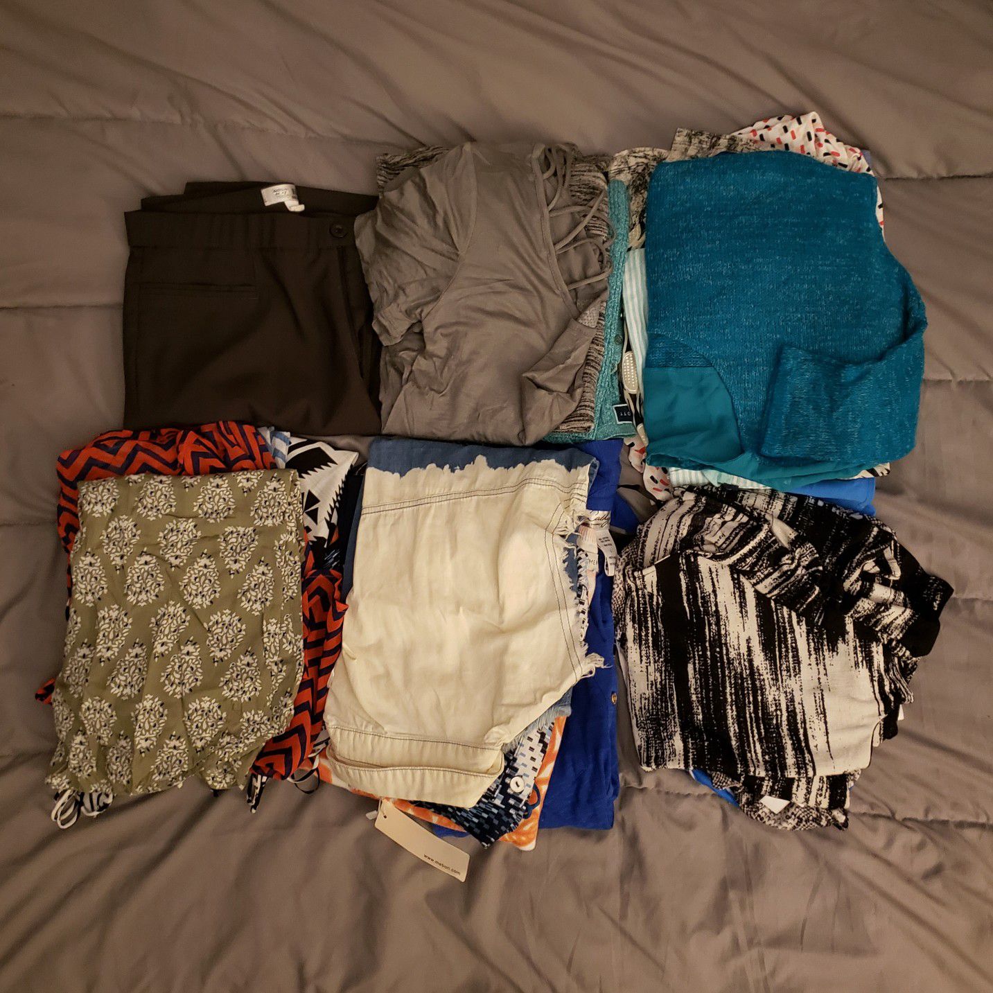 25 Pieces of Assorted Women's Clothing