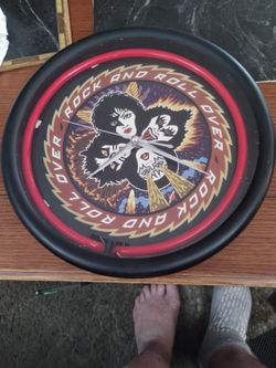 Kiss  Clock