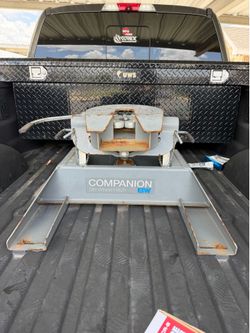 B&W 5th wheel companion hitch (used but good condition)