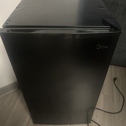 Midea Mini fridge 18.5 X 33 inches 