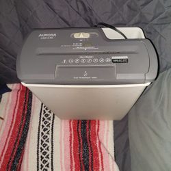 Paper shredder with bucket