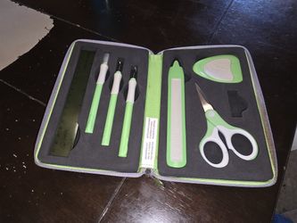 Cricut 7 Piece Tool & Cutting Machine 