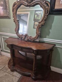 Entry table with mirror