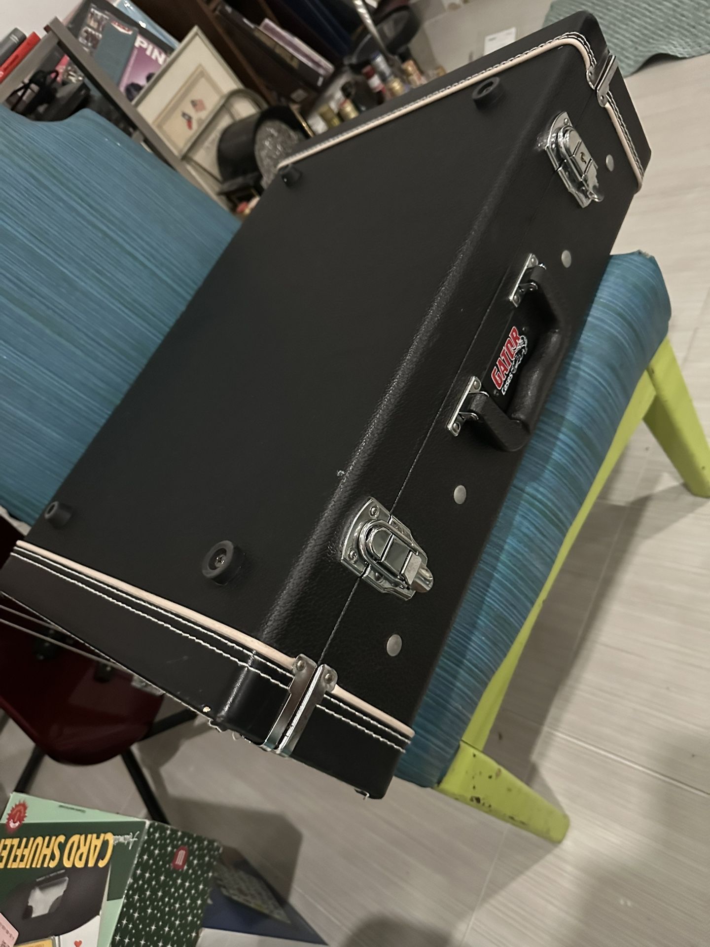 Gator Gig-Box Jr. All-In-One Pedal Board and 3x Guitar Stand Combo Case