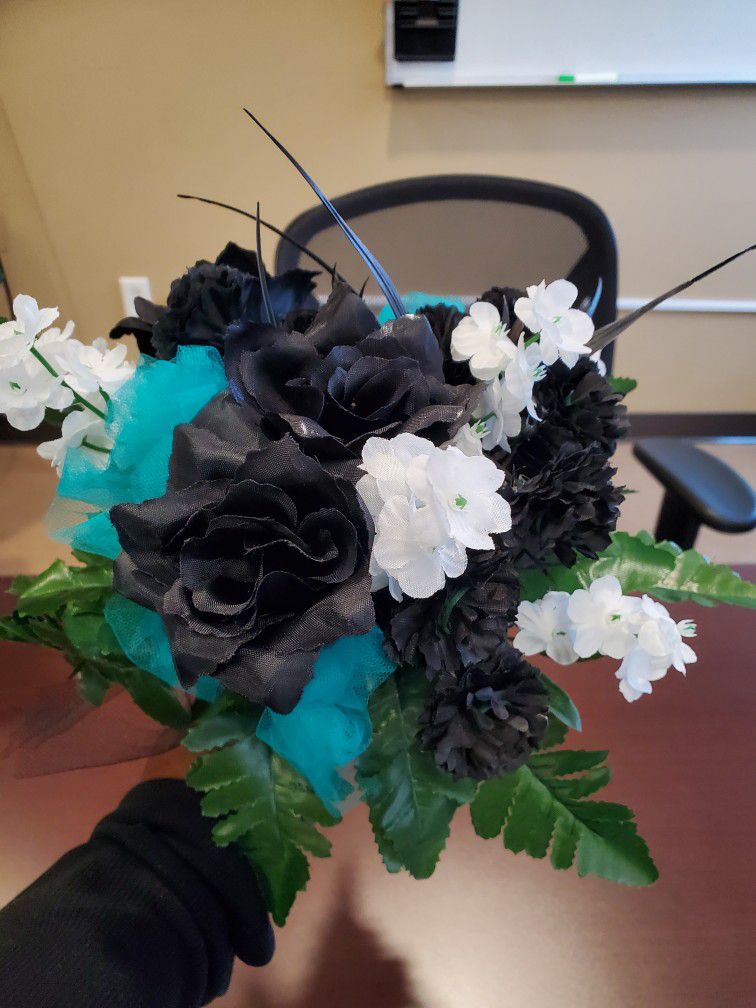 15 Bouquets (Teal/black) 2 w/ some White flowers