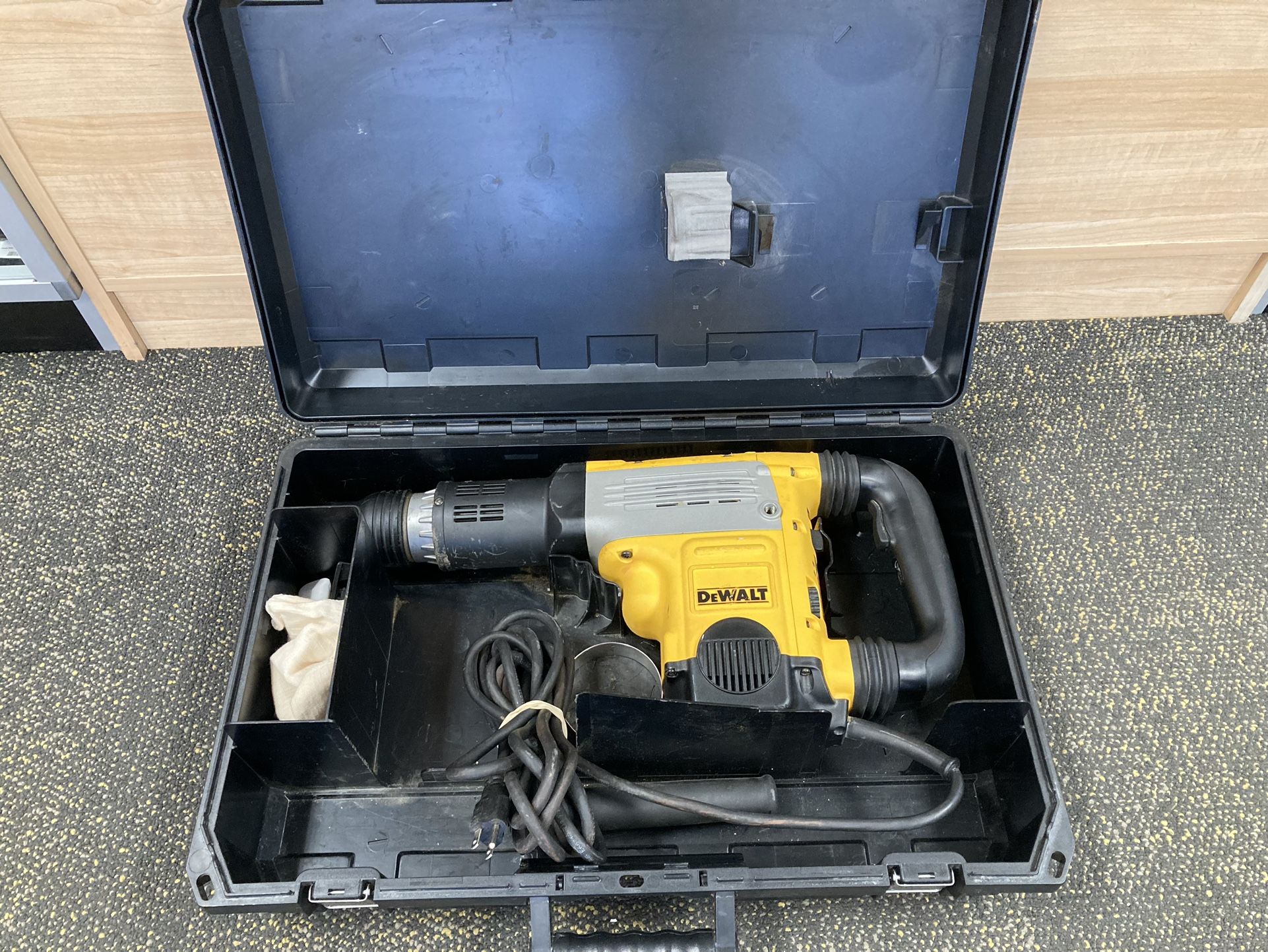 DEWALT D25733 Rotary Hammer - SDS Max - 1-7/8" 15 AMP 19 LBS 