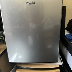 Whirlpool 2.7 cu ft mini fridge with freezer