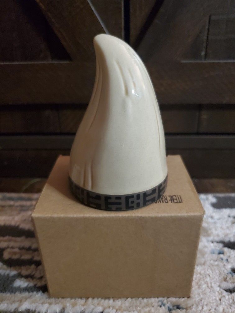 Disney Star Wars Galaxy's Edge Oga's Cantina Rancor Tooth cup rare new bonus.
Here is a super cool rancor tooth
New!!