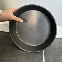 LIKE NEW 9x9 CAKE PAN 