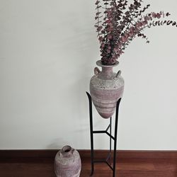 2 vases and a stand