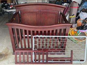 2-in-1 Infant crib with toddler rail