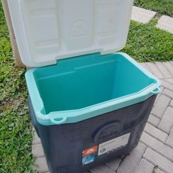 Igloo Quantum 28 Quart Cooler. Keeps Ice Up To 3 Days 