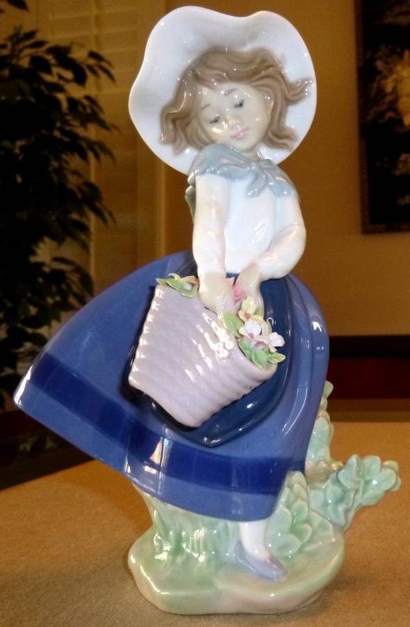 Lladro of Spain "Pretty Pickings"Handmade Porcelain Figurine
