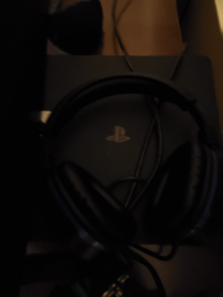 Ps4 1tb works great comes with the new madden and turtle Beach stealths