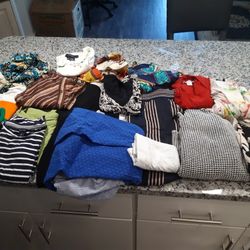 BUNDLE OF CLOTHES I NEED To GET RID OF, Size MEDIUM 