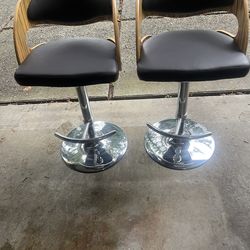 Bar Stools - Swivel and adjustable seat