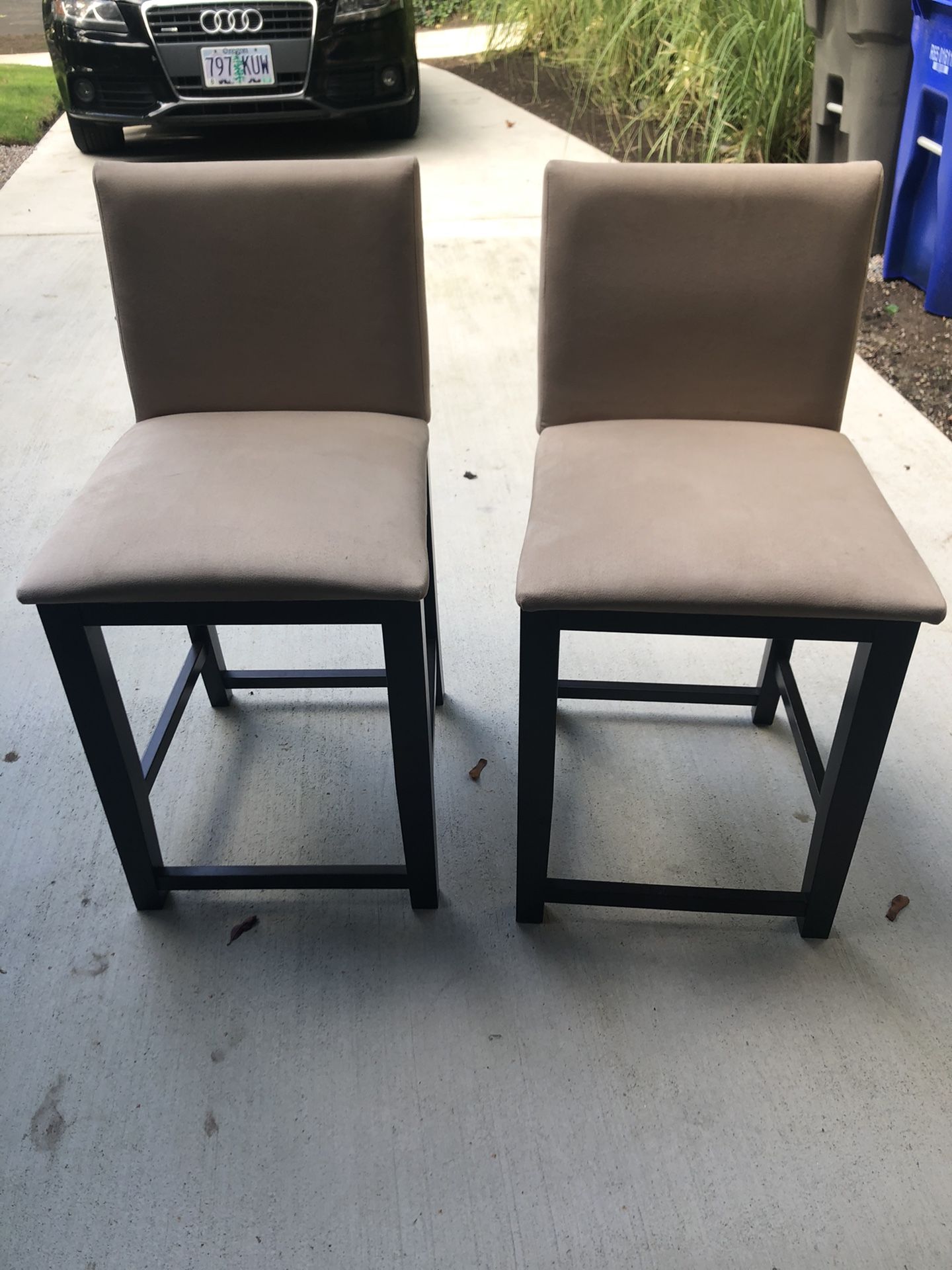 2 chairs / stools